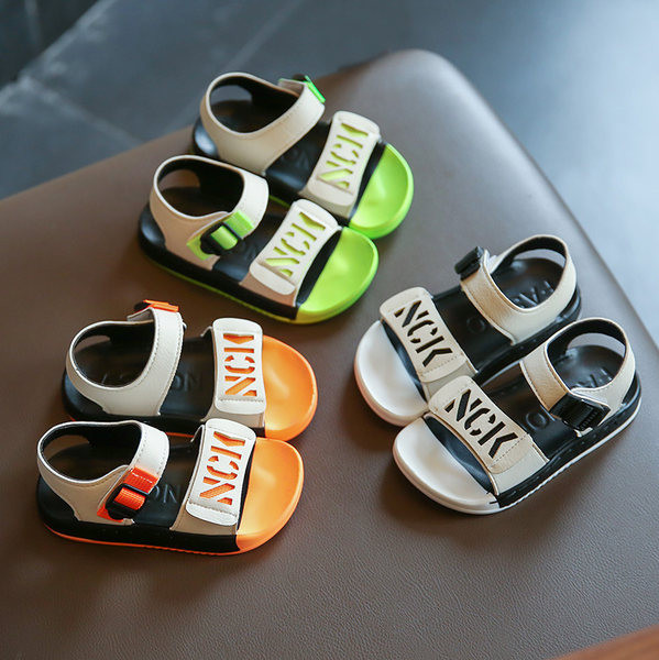 Dječje sandale sa natpisom u tri boje i naljepnicama