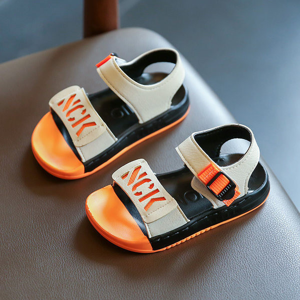 Dječje sandale sa natpisom u tri boje i naljepnicama