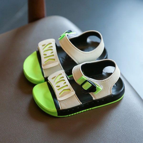 Dječje sandale sa natpisom u tri boje i naljepnicama