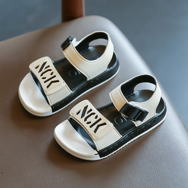 Dječje sandale sa natpisom u tri boje i naljepnicama