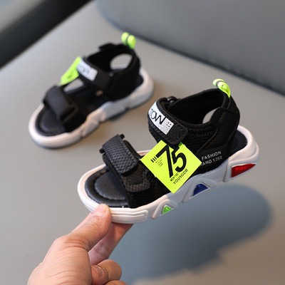 Dječje sandale s ravnim potplatom i naljepnicama za djevojčice i dječake