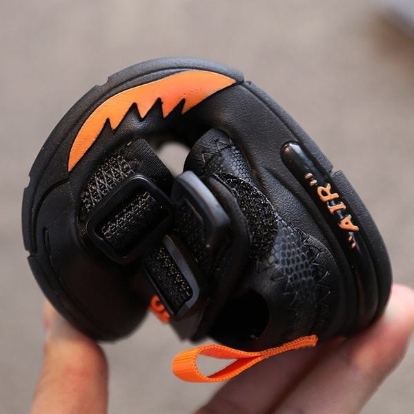 Dječje sandale u crnoj boji sa zakrpom i ravnim đonom