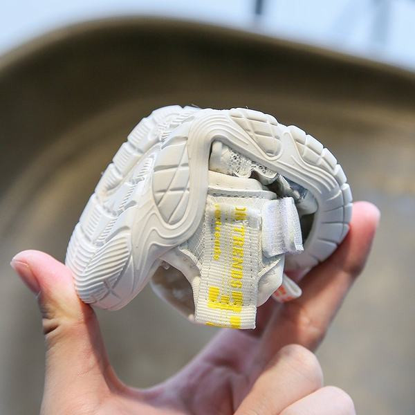 Novi model dječjih sandala na pertlu i tenisica