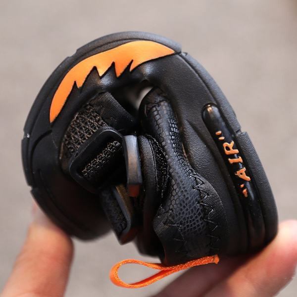 Dječje sandale sa zakrpama i ravnim potplatom u crnoj boji