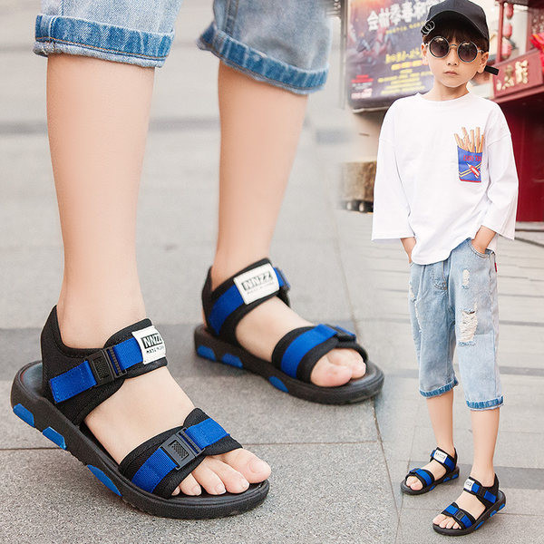 Kolmes värvitoonis kleebiste ja pandlaga laste sandaalid