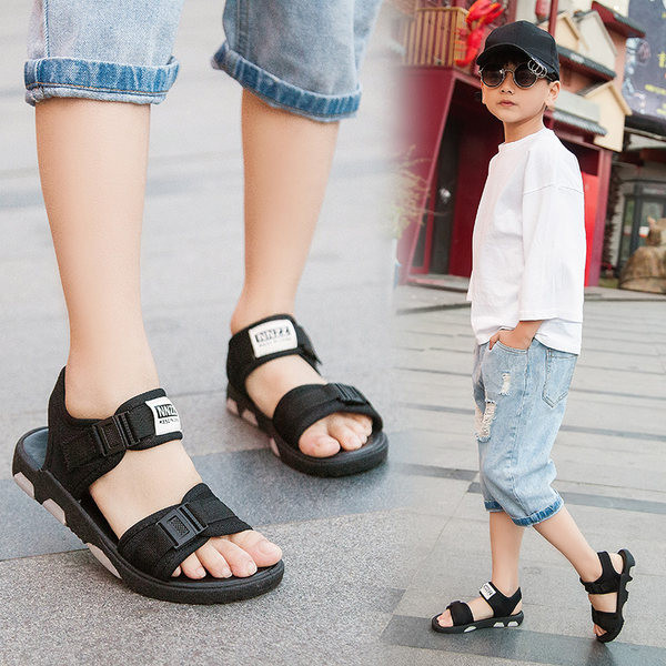 Kolmes värvitoonis kleebiste ja pandlaga laste sandaalid