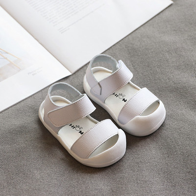 Libisemiskindla tallaga tavaline laste sandaalide mudel poistele ja tüdrukutele