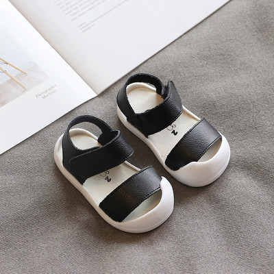 Libisemiskindla tallaga tavaline laste sandaalide mudel poistele ja tüdrukutele