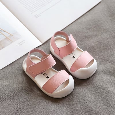 Libisemiskindla tallaga tavaline laste sandaalide mudel poistele ja tüdrukutele