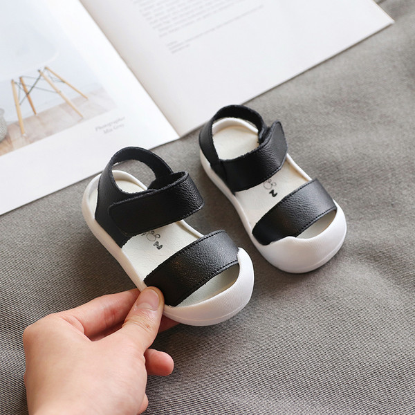 Libisemiskindla tallaga tavaline laste sandaalide mudel poistele ja tüdrukutele