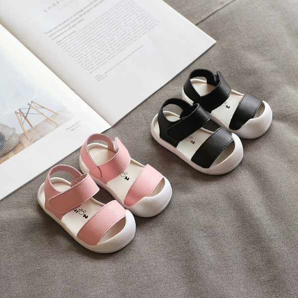 Libisemiskindla tallaga tavaline laste sandaalide mudel poistele ja tüdrukutele