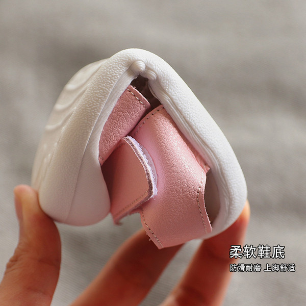 Libisemiskindla tallaga tavaline laste sandaalide mudel poistele ja tüdrukutele