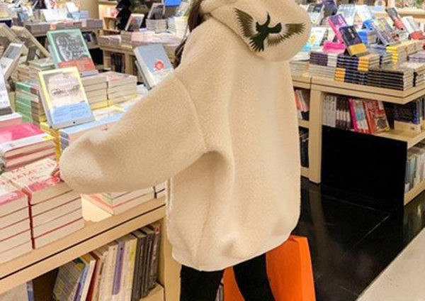 Dabartinis moteriškas megztinis be užsegimo nėščiosioms