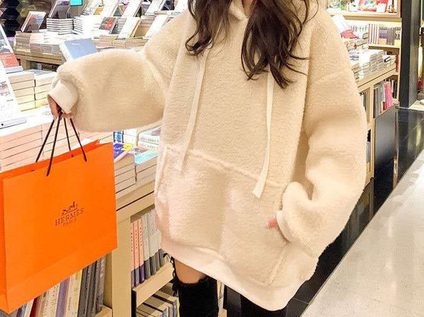 Dabartinis moteriškas megztinis be užsegimo nėščiosioms