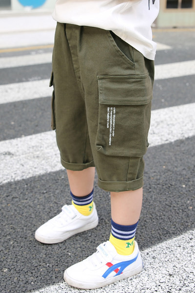 Παιδικό παντελόνι με πλαϊνές τσέπες και μήκος 3/4