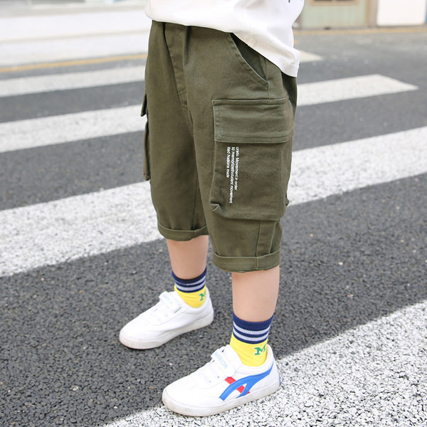 Παιδικό παντελόνι με πλαϊνές τσέπες και μήκος 3/4