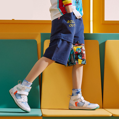 Dječje kratke hlače prikladne za svakodnevnu upotrebu sa šarenim aplikacijama i džepovima