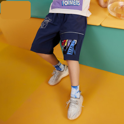 Παιδικά σορτς με απλικέ χρώμα και τσέπες για αγόρια