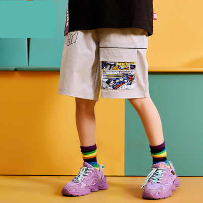 Παιδικά σορτς με απλικέ χρώμα και τσέπες για αγόρια