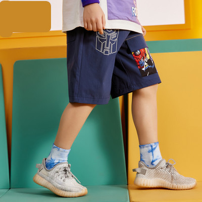 Παιδικά σορτς με απλικέ χρώμα και τσέπες για αγόρια