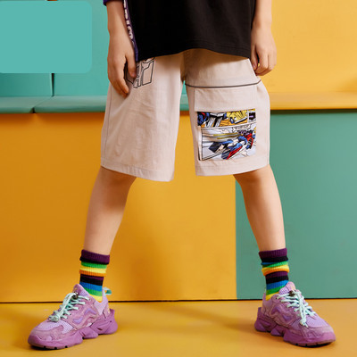 Παιδικά σορτς με απλικέ χρώμα και τσέπες για αγόρια