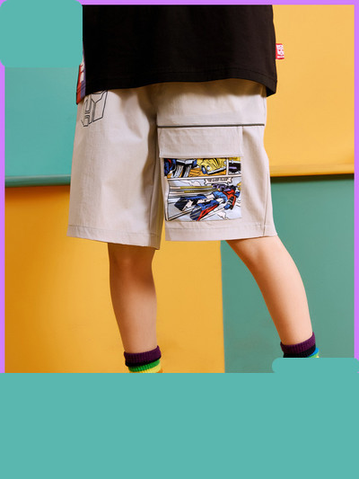 Παιδικά σορτς με απλικέ χρώμα και τσέπες για αγόρια