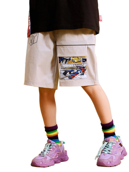 Παιδικά σορτς με απλικέ χρώμα και τσέπες για αγόρια