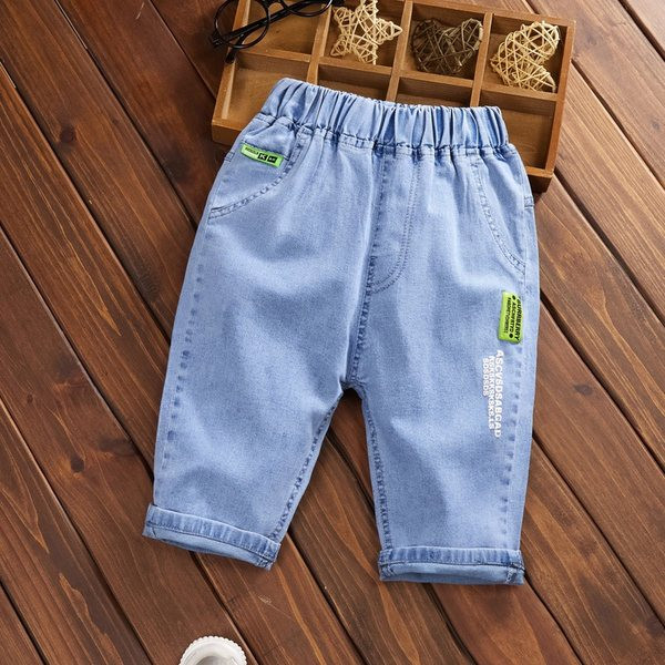 Μοντέρνα παιδικά τζιν με τσέπες