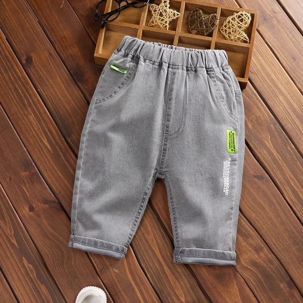 Μοντέρνα παιδικά τζιν με τσέπες