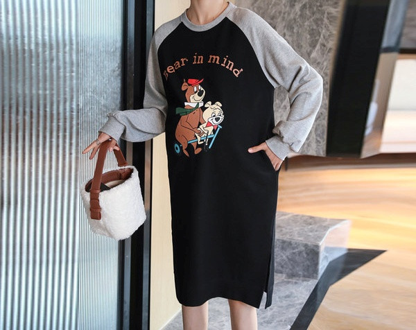 Ravni model ženske haljine s aplikacijom za trudnice