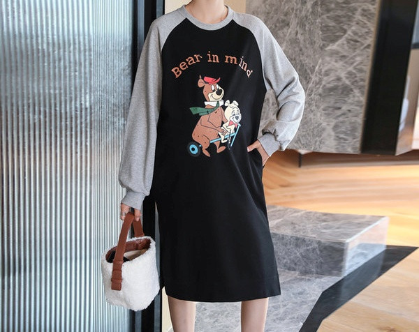 Ravni model ženske haljine s aplikacijom za trudnice