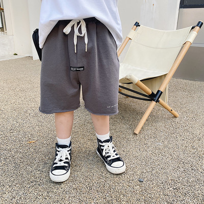 Ikdienas bērnu šorti ar emblēmu un saitēm