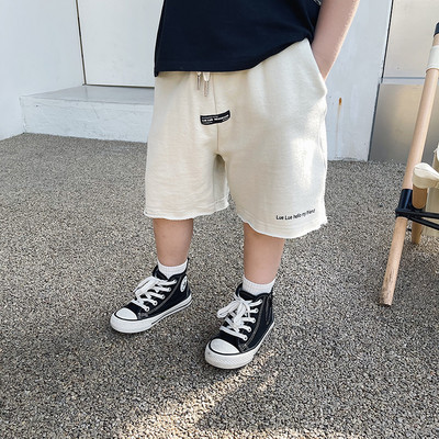 Ikdienas bērnu šorti ar emblēmu un saitēm