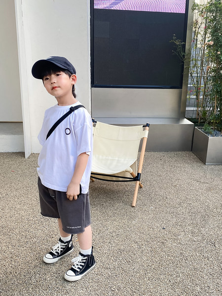 Ikdienas bērnu šorti ar emblēmu un saitēm