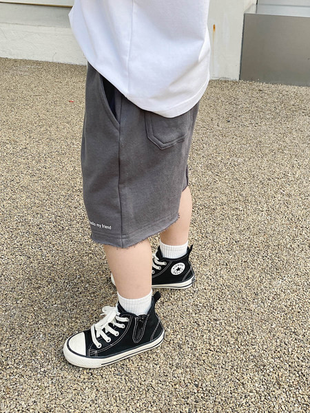 Ikdienas bērnu šorti ar emblēmu un saitēm