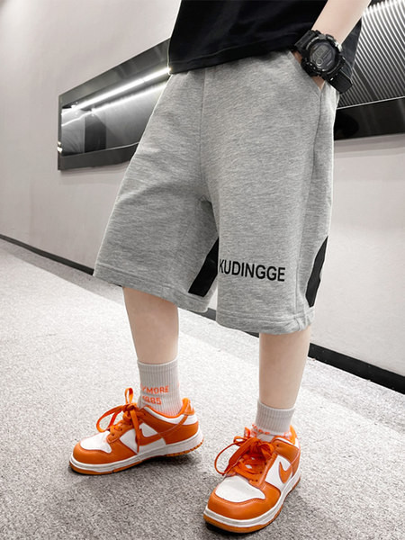 Novi model dječjih hlačica za dječake s natpisom i džepom