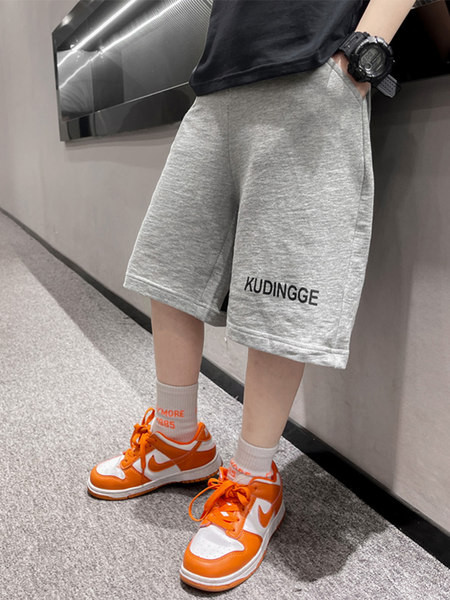 Novi model dječjih hlačica za dječake s natpisom i džepom