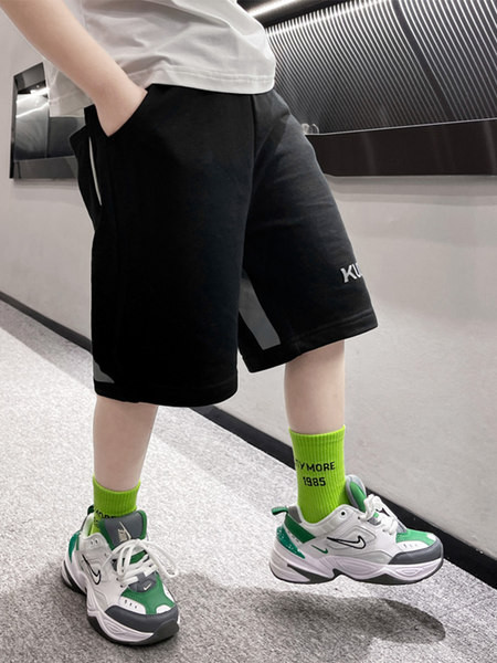 Novi model dječjih hlačica za dječake s natpisom i džepom