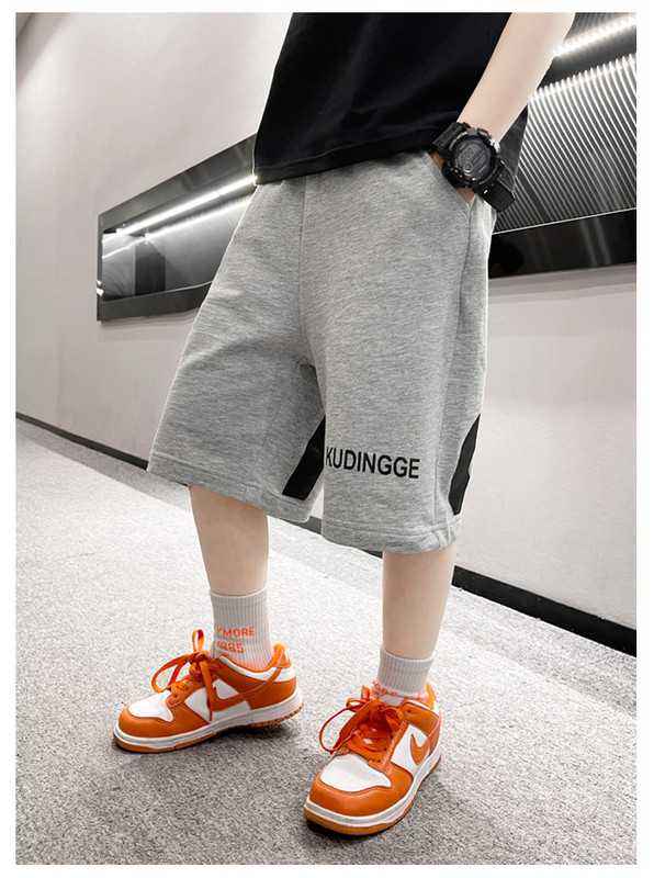 Novi model dječjih hlačica za dječake s natpisom i džepom