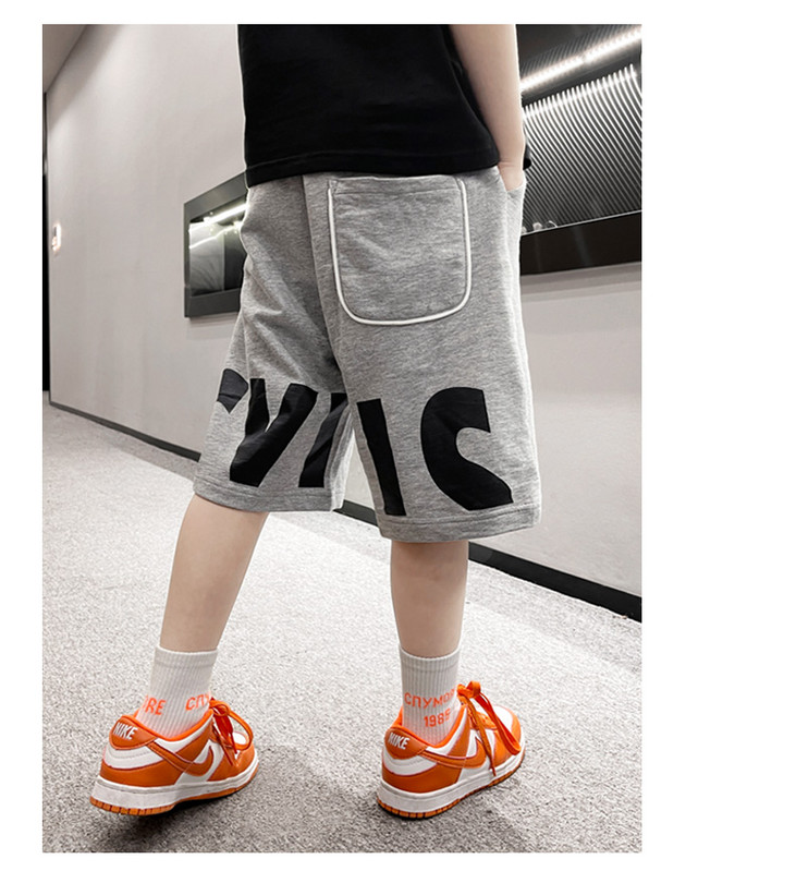 Novi model dječjih hlačica za dječake s natpisom i džepom