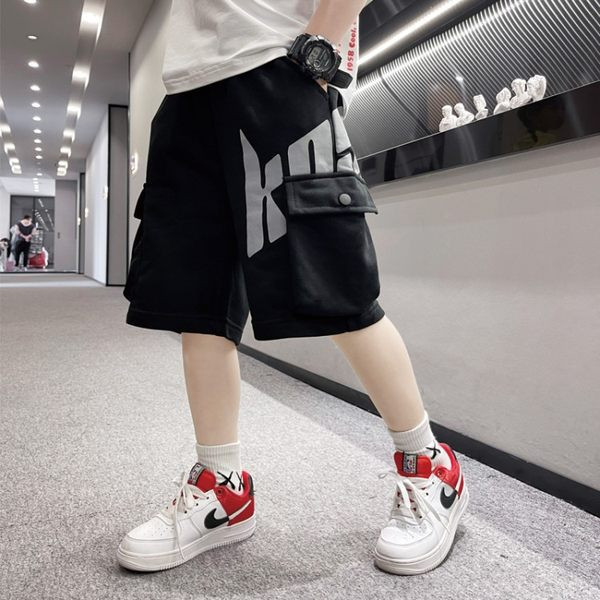 Νέο μοντέλο σορτς για αγόρια με τσέπες και επιγραφή