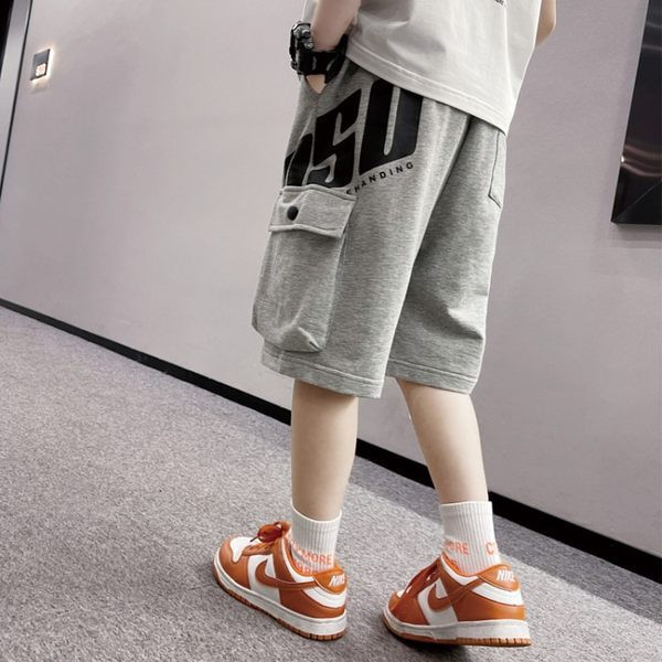 Νέο μοντέλο σορτς για αγόρια με τσέπες και επιγραφή