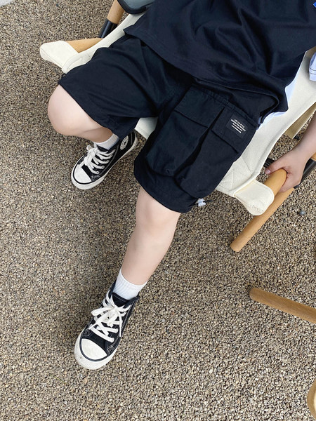 Κοντά παιδικά σορτς με τσέπη