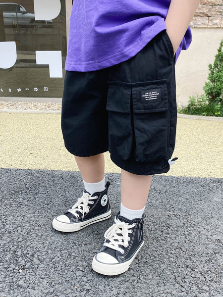 Κοντά παιδικά σορτς με τσέπη