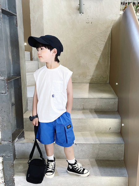 Κοντά παιδικά σορτς με τσέπη