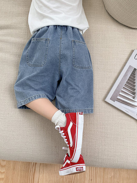 Mėlynos spalvos vaikiški šortai su kišenėmis ir elastiniu juosmeniu