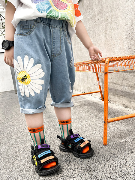 Παιδικά τζιν με απλικέ και τσέπες - μήκος 3/4