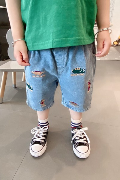 Pašreizējie īsie džinsi ar izšuvumu - zēniem