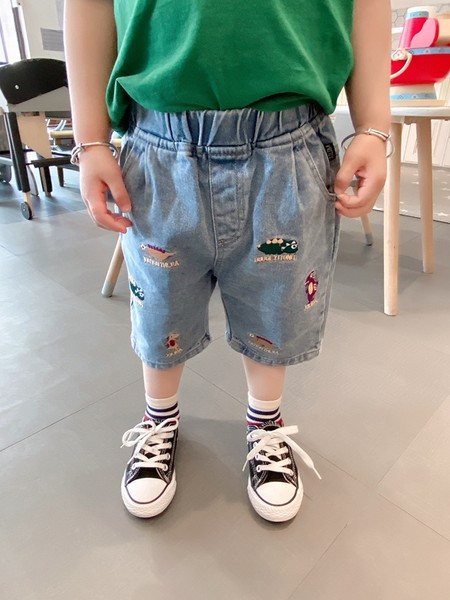 Pašreizējie īsie džinsi ar izšuvumu - zēniem