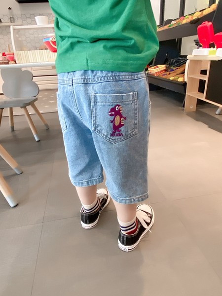 Pašreizējie īsie džinsi ar izšuvumu - zēniem